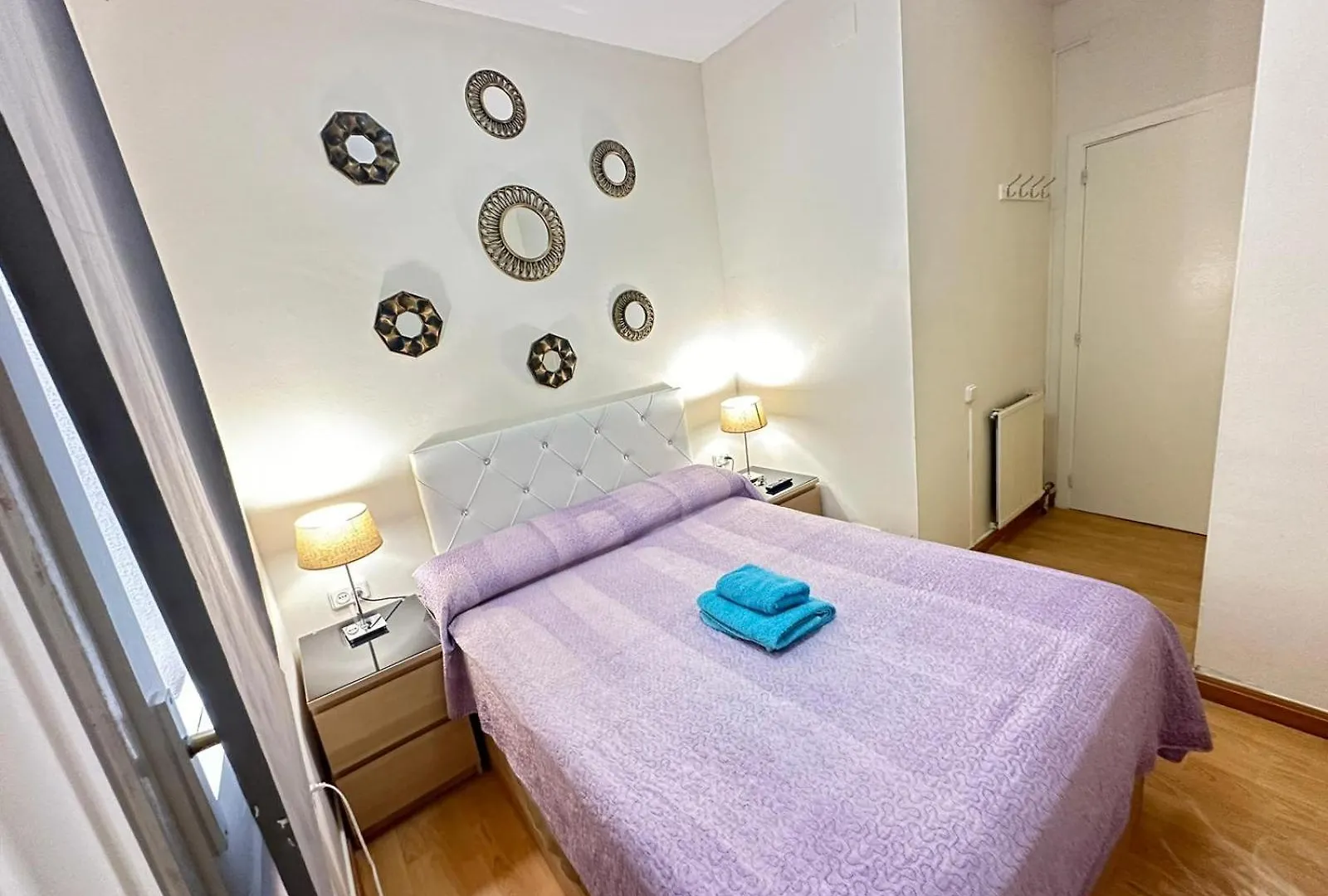 Rooms In Apartment Paris 바르셀로나 B&B