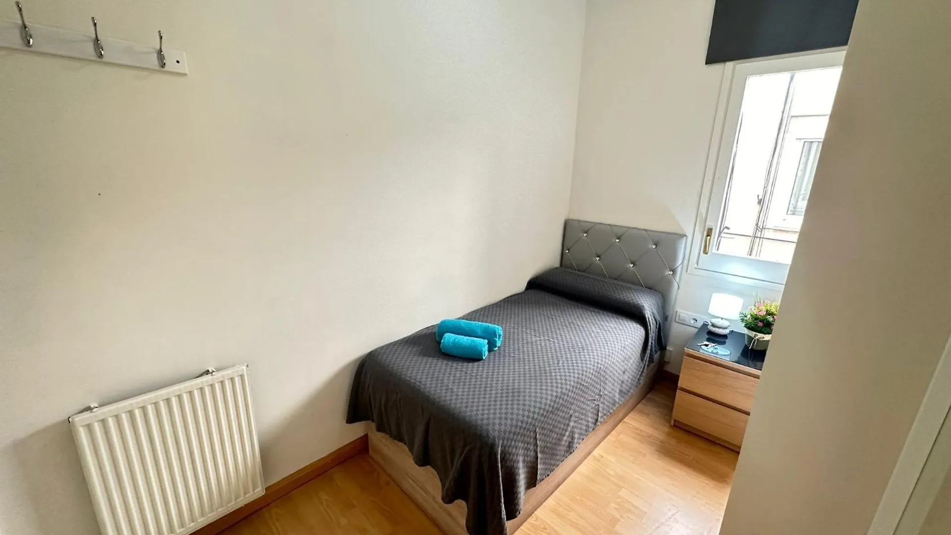 Rooms In Apartment Paris 바르셀로나 B&B