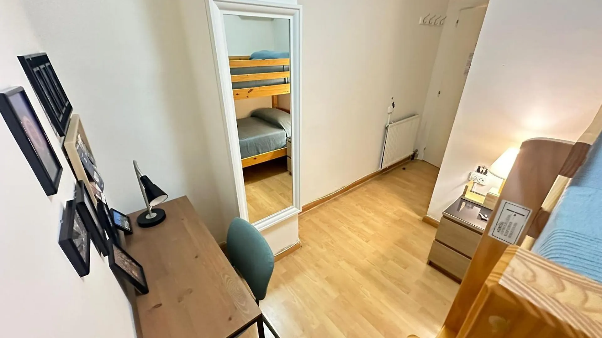 Rooms In Apartment Paris 바르셀로나