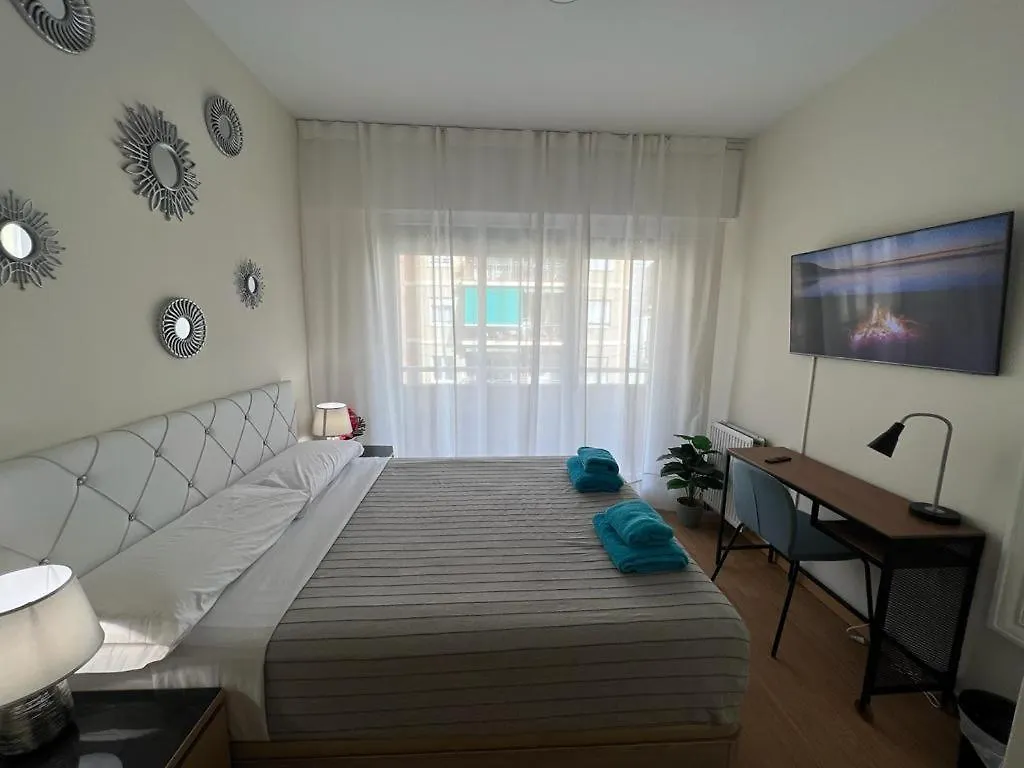 Rooms In Apartment Paris 바르셀로나 B&B