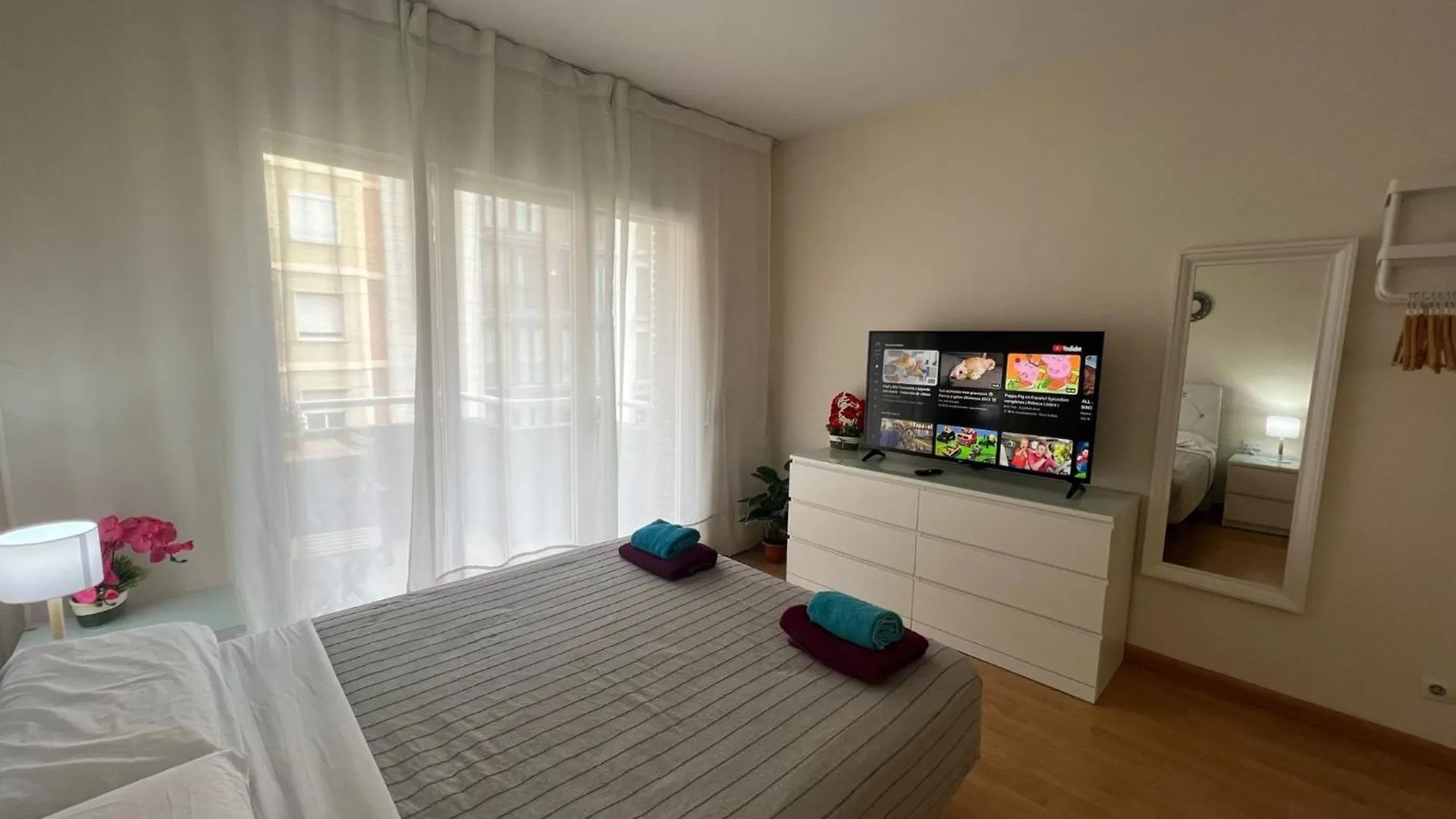Rooms In Apartment Paris 바르셀로나 B&B