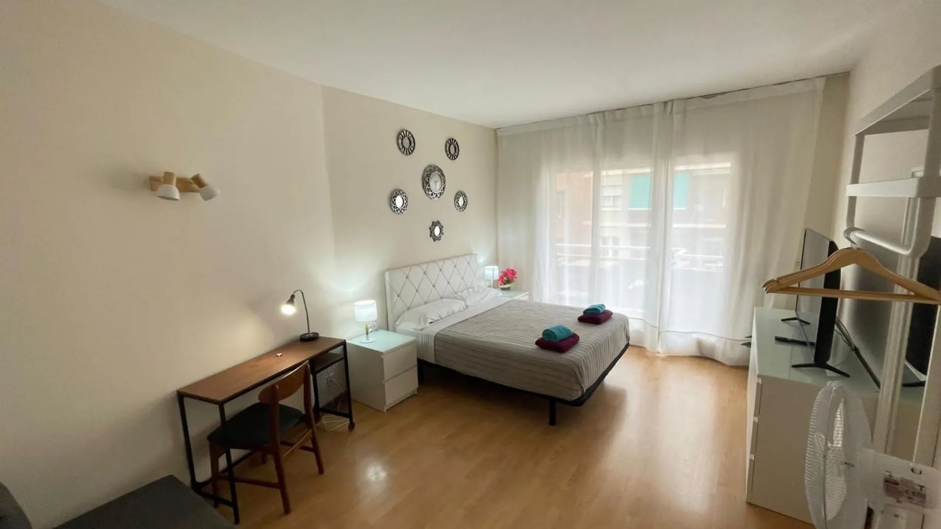 Rooms In Apartment Paris 바르셀로나